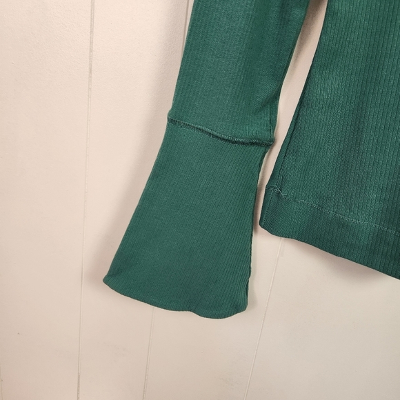 Free People Sydney Green Turtleneck Top T-shirt Bell Sleeves Size XS New Lounge - Picture 3 of 7